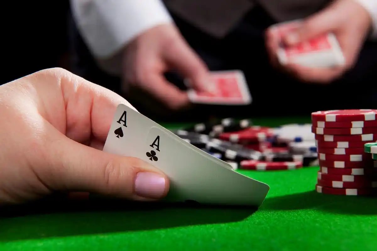 Myanmar ကစားသမား မိုဘိုင်းဖုန်းဖြင့် Slots Live Casino ကစားနေသောပုံ
